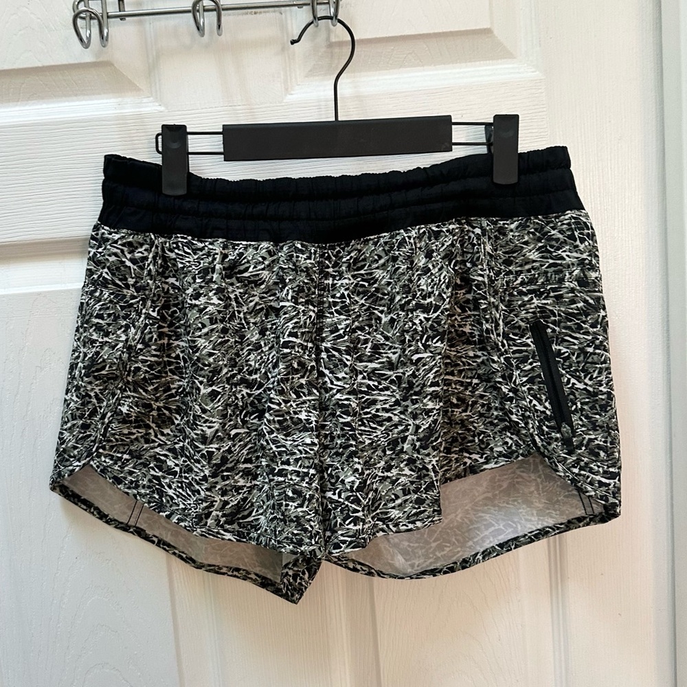 Lululemon Tracker Short IV running shorts green black white 4" size 10
